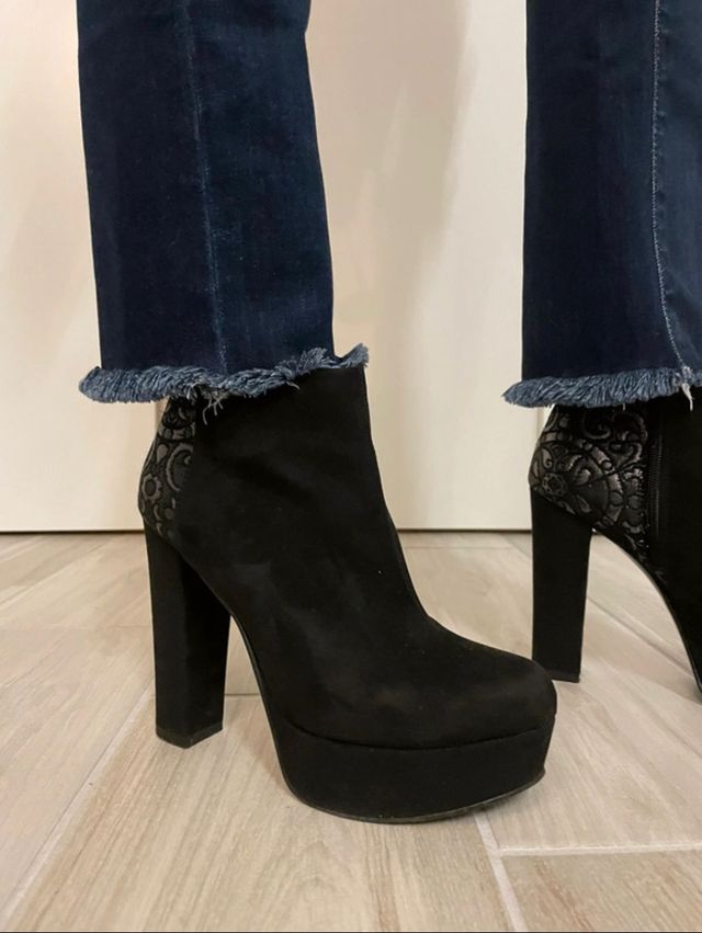 Tacchi neri floreali