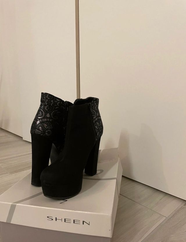 Tacchi neri floreali