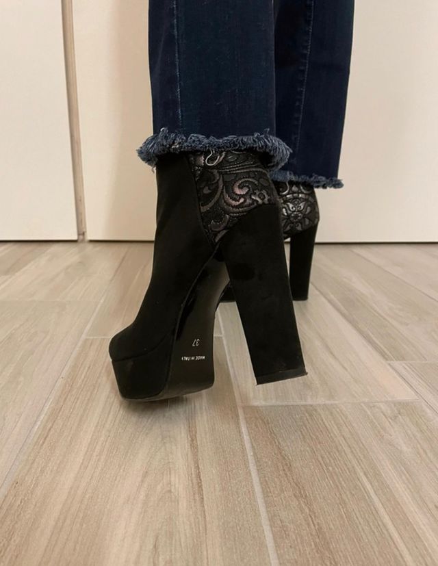 Tacchi neri floreali