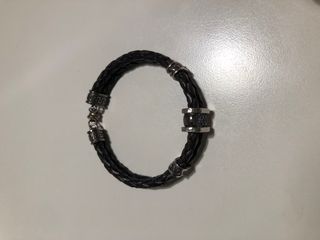 Pulsera de cuero con imán