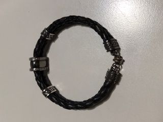 Pulsera de cuero con imán