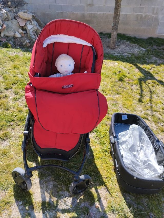 carrito de bebé rojo
