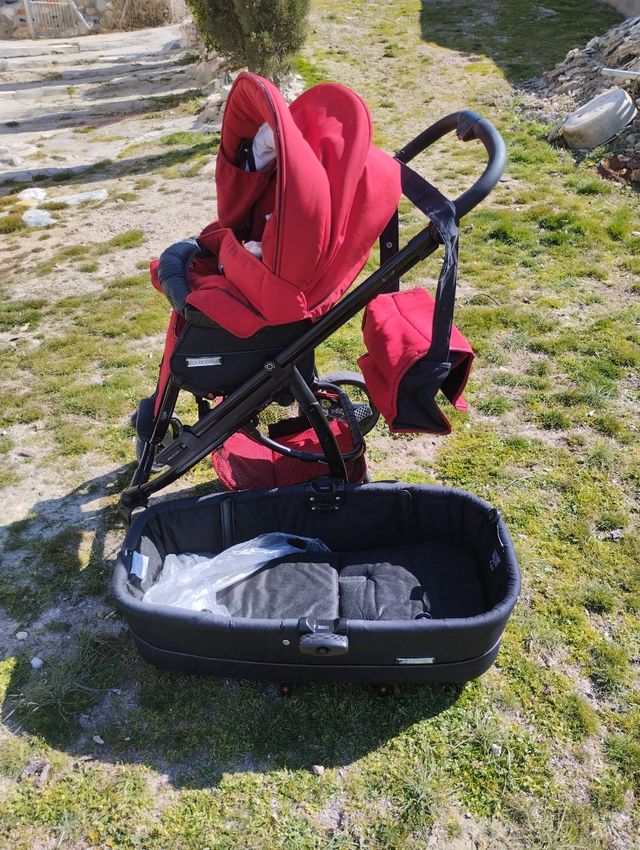 carrito de bebé rojo