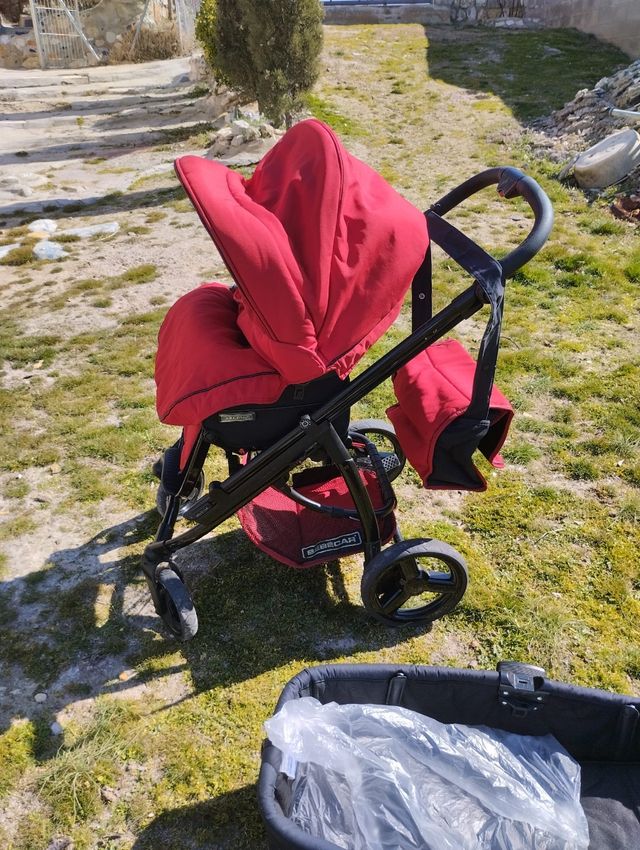 carrito de bebé rojo