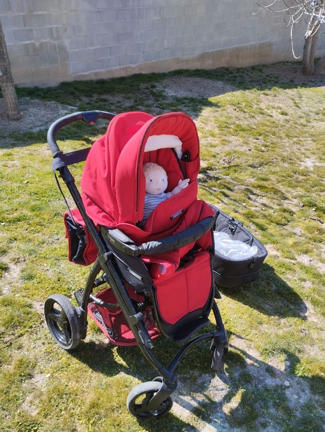 carrito de bebé rojo