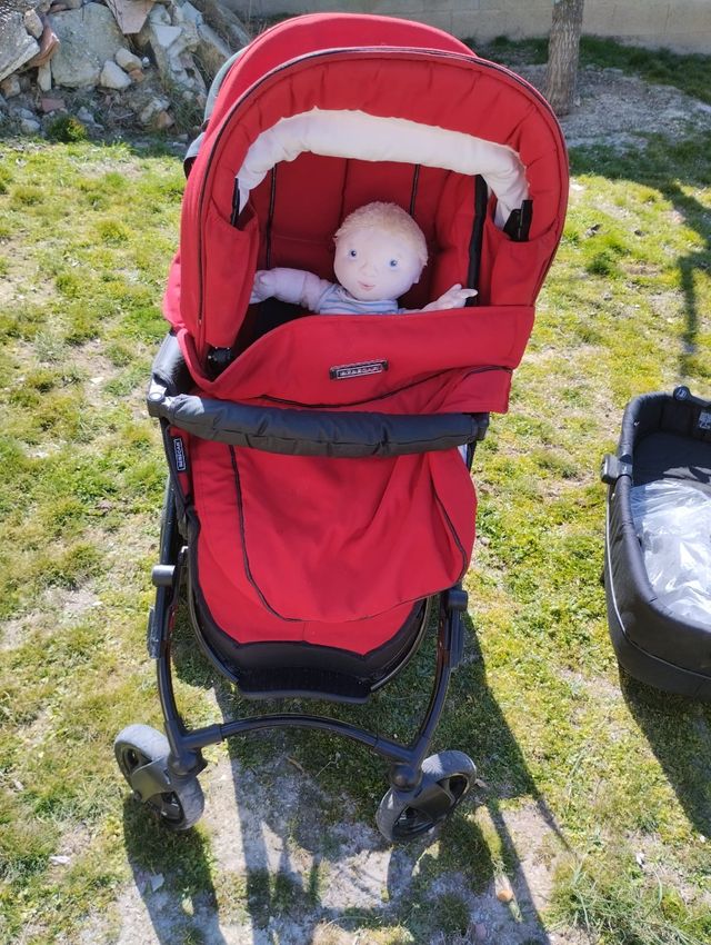 carrito de bebé rojo