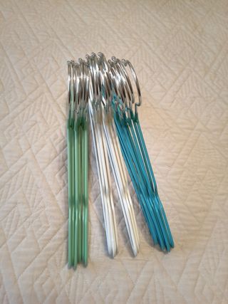 Perchas Niños. Lote de 18