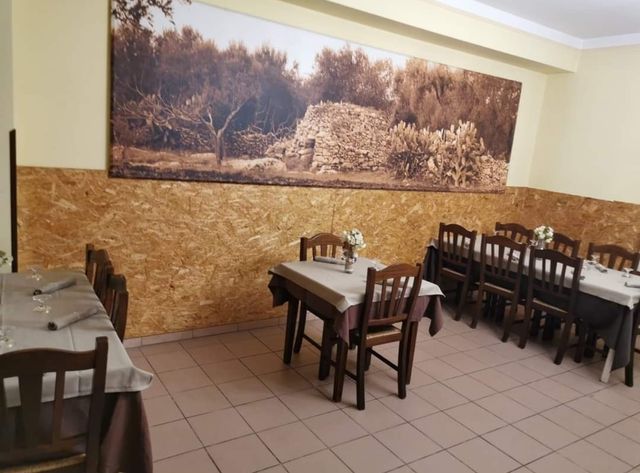 Tavoli e sedie in legno