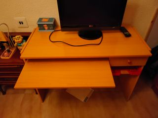 Mesa de escritorio color madera 