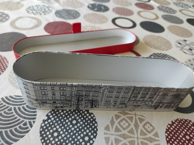 caja alargada cartón