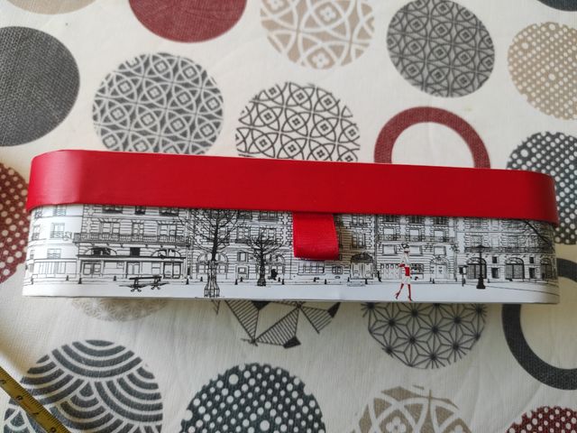 caja alargada cartón