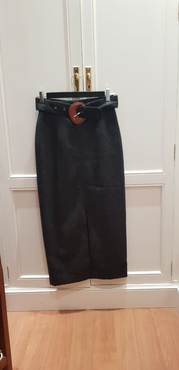 Falda tubo en color gris.