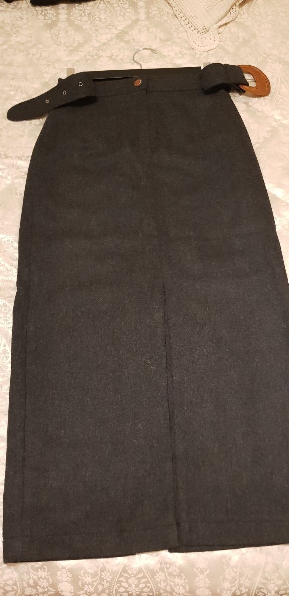 Falda tubo en color gris.