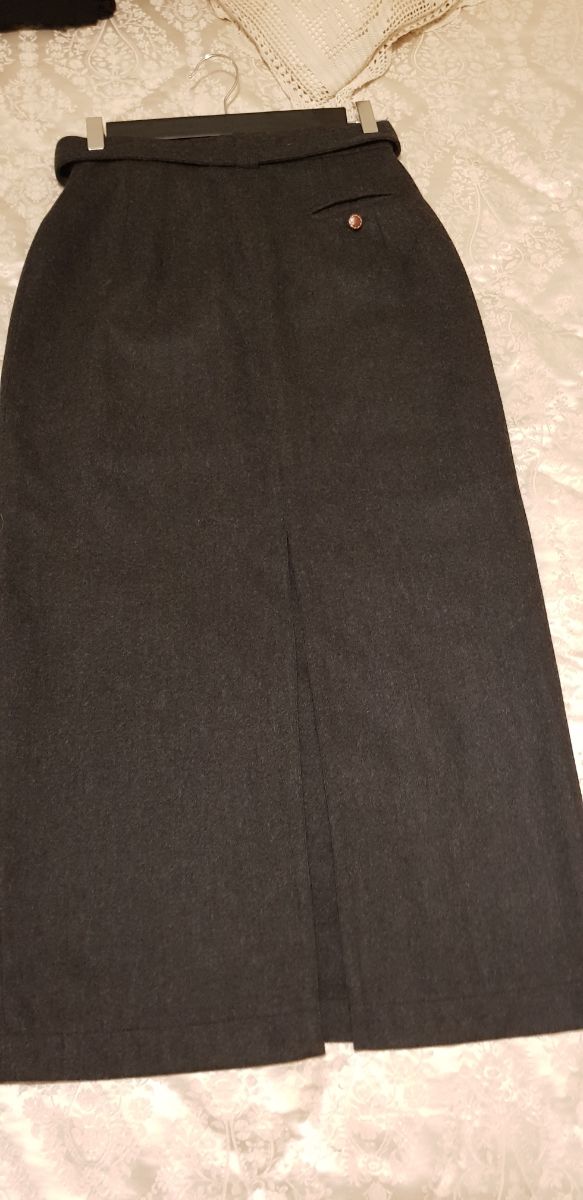 Falda tubo en color gris.