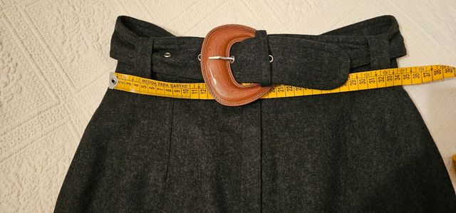 Falda tubo en color gris.