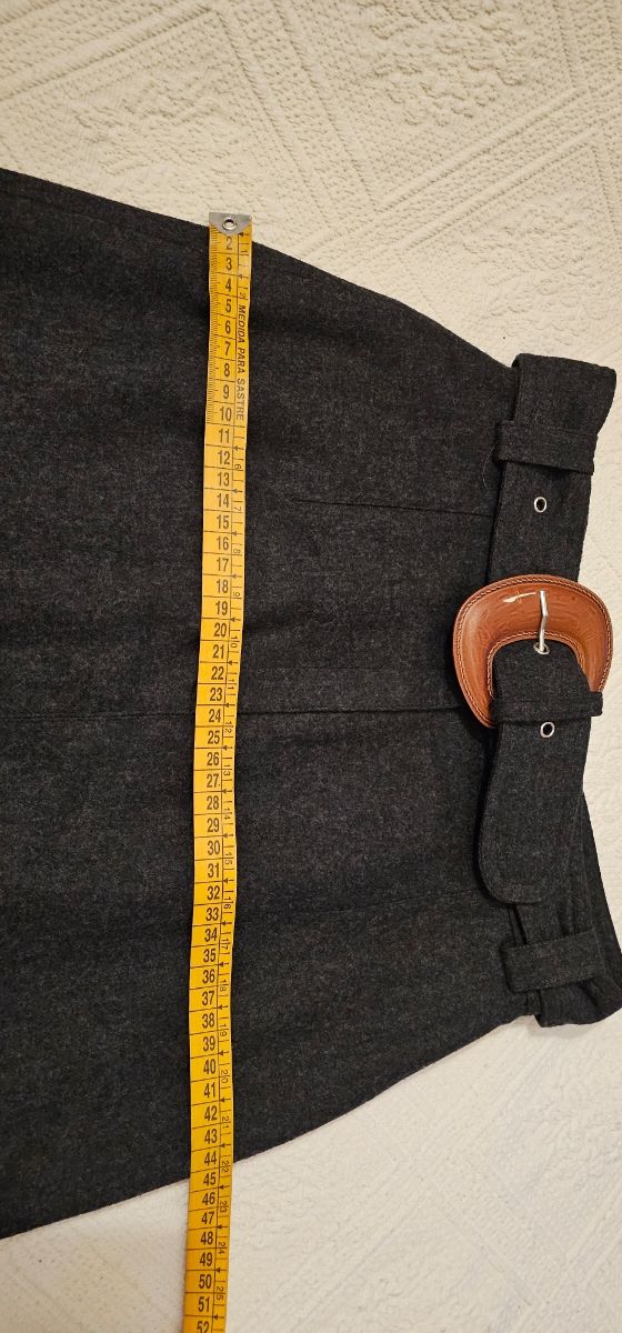 Falda tubo en color gris.