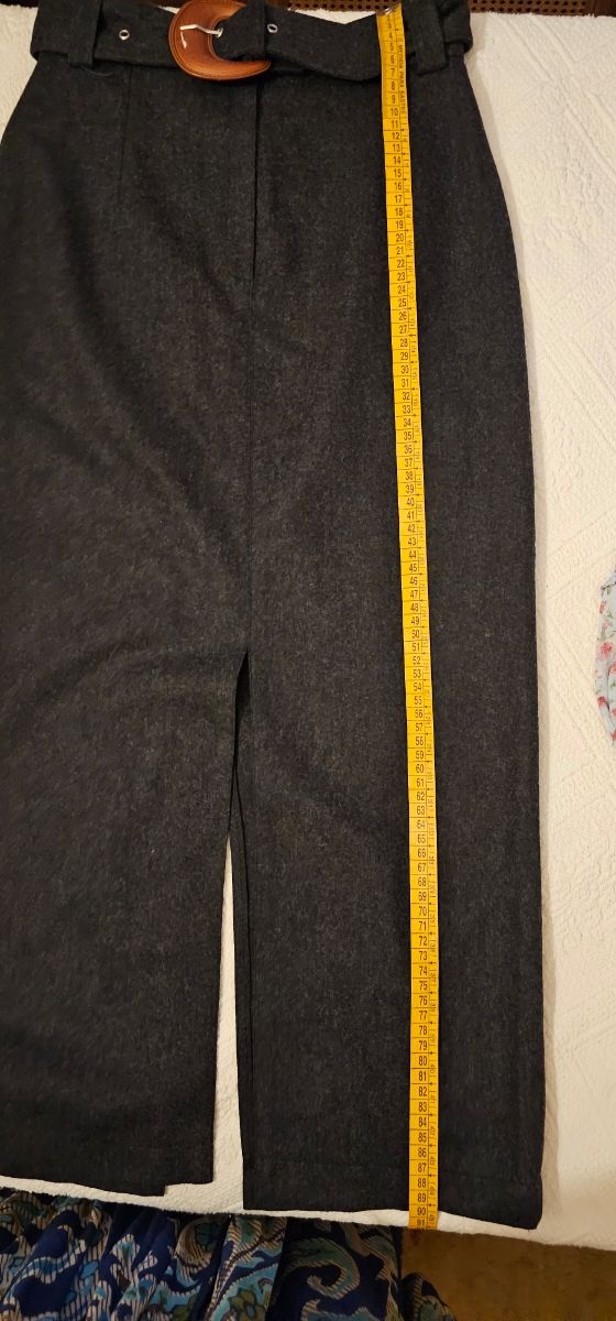 Falda tubo en color gris.