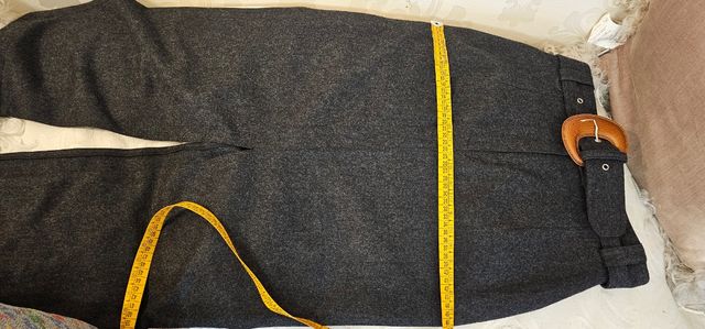 Falda tubo en color gris.