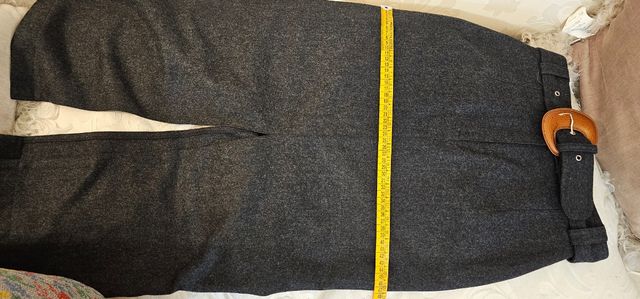 Falda tubo en color gris.