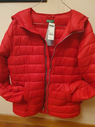 Cazadora tipo plumas roja Benetton
