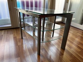 Mesa cristal bajita, 2 baldas multiusos