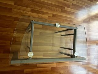 Mesa cristal bajita, 2 baldas multiusos
