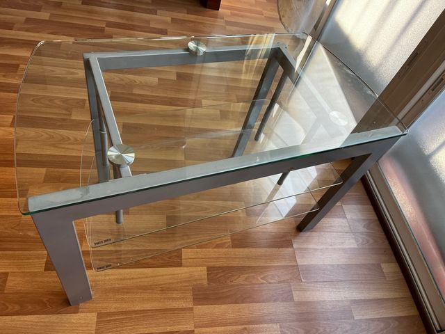 Mesa cristal bajita, 2 baldas multiusos