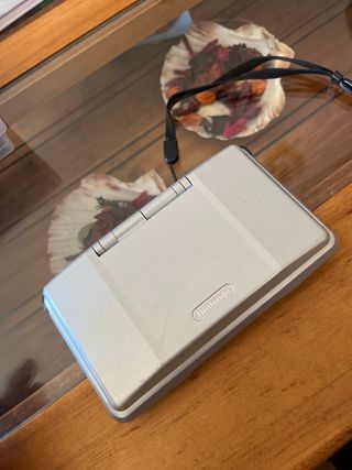 Consola Nintendo ds con 6 juegos. Sin cargador
