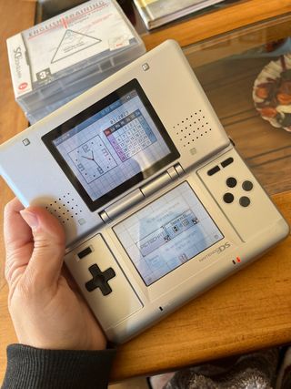 Consola Nintendo ds con 6 juegos. Sin cargador