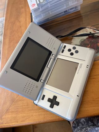 Consola Nintendo ds con 6 juegos. Sin cargador