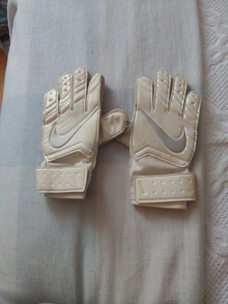 Guantes de portero de Nike.