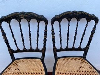 Sillas de rejilla Thonet Fischel pintadas a mano.