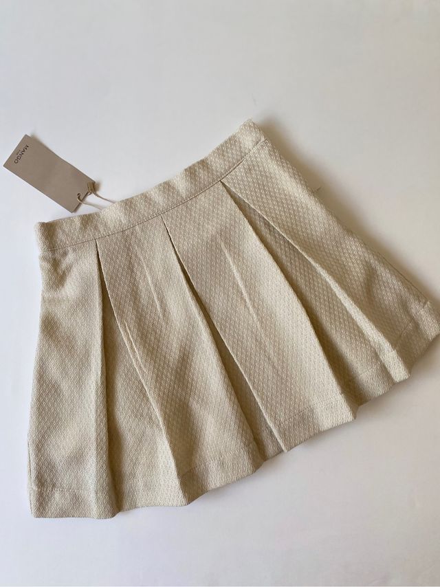 Mini falda tablas beige de Mango. Talla 6 años