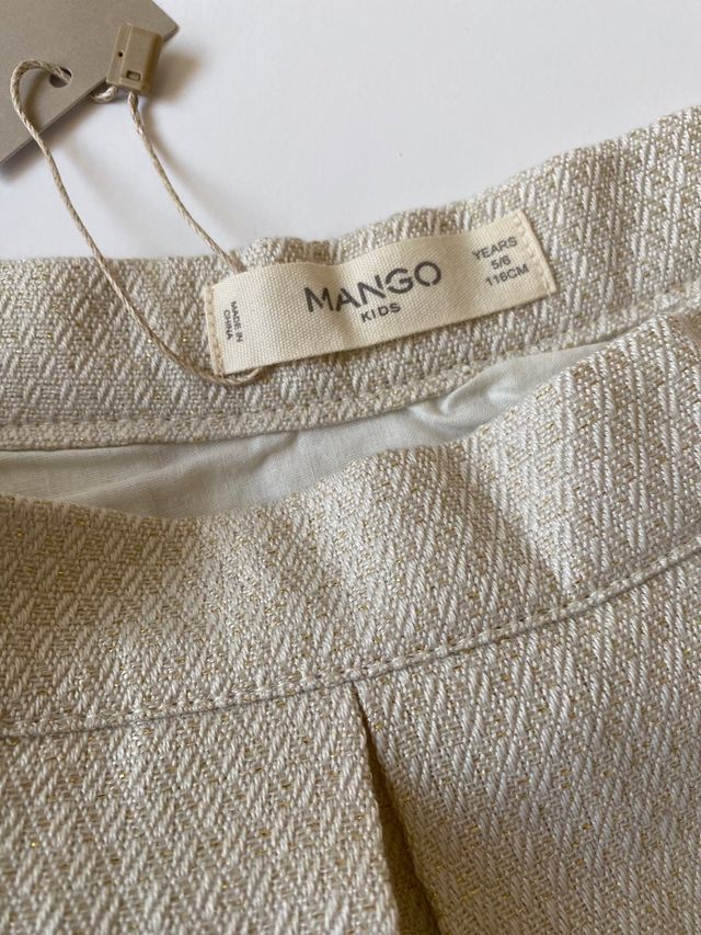 Mini falda tablas beige de Mango. Talla 6 años