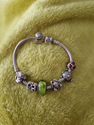 pulsera Pandora con 7 abalorios
