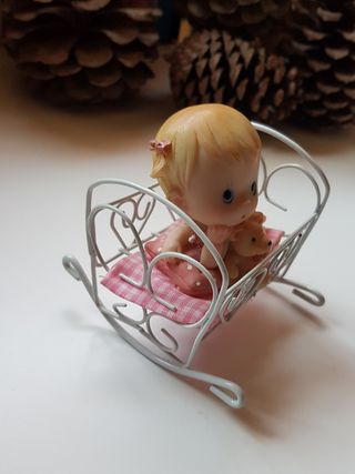 Figurita de niña bebé
