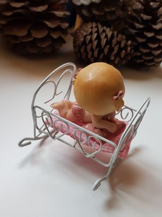 Figurita de niña bebé