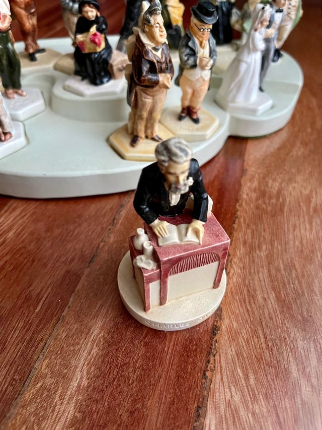 Miniaturas de personajes de Charles Dickens