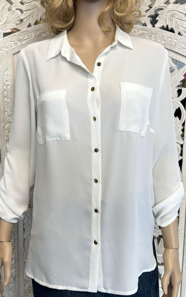 Blusa blanca con bolsillos