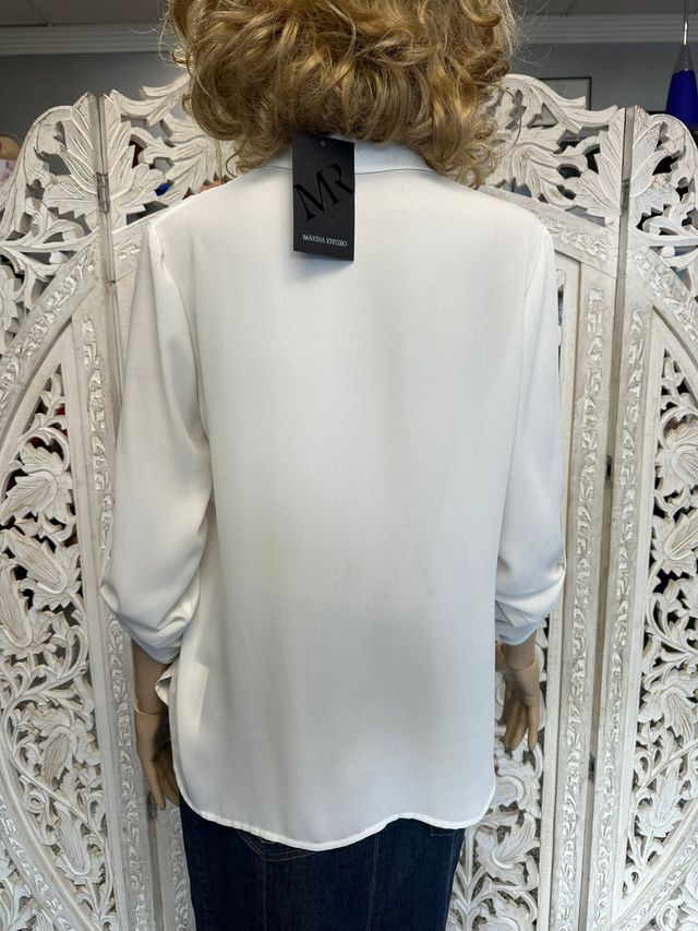 Blusa blanca con bolsillos