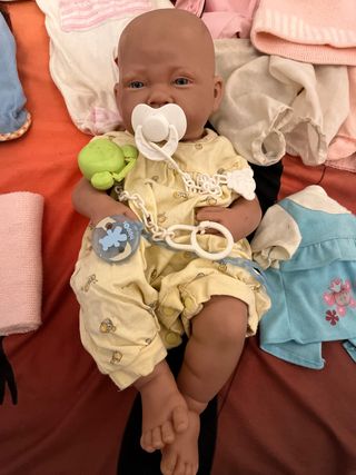 Bebe recién nacido con ropa y mudas