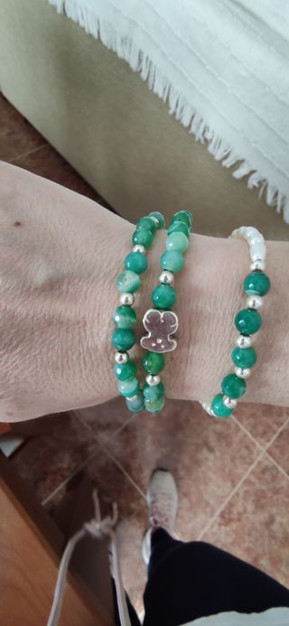 Tres pulseras elasticas de piedras agatha. 