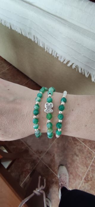 Tres pulseras elasticas de piedras agatha. 