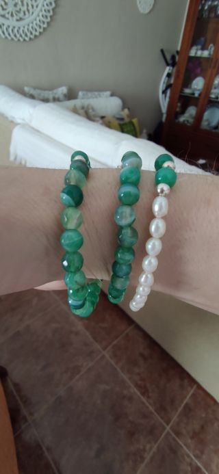 Tres pulseras elasticas de piedras agatha. 