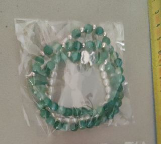 Tres pulseras elasticas de piedras agatha. 