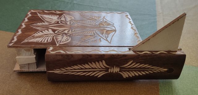 Caja puzzle de madera con firma de libro