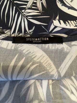 Sobre camisa azul y blanca