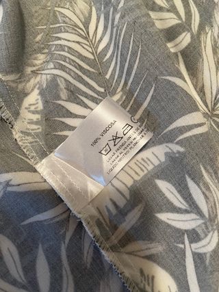 Sobre camisa azul y blanca