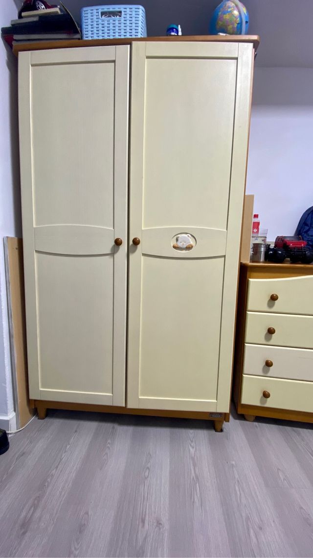 Armario ,cómoda y cama. 90x 190 la Marca TRAMA 