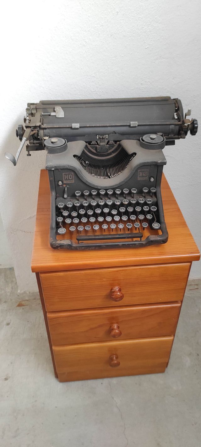 MAQUINA DE ESCRIBIR ANTIGUA 